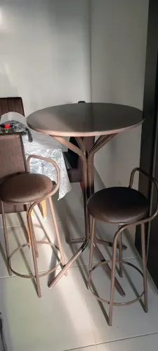 Mesa Bistrô + 2 bancos.