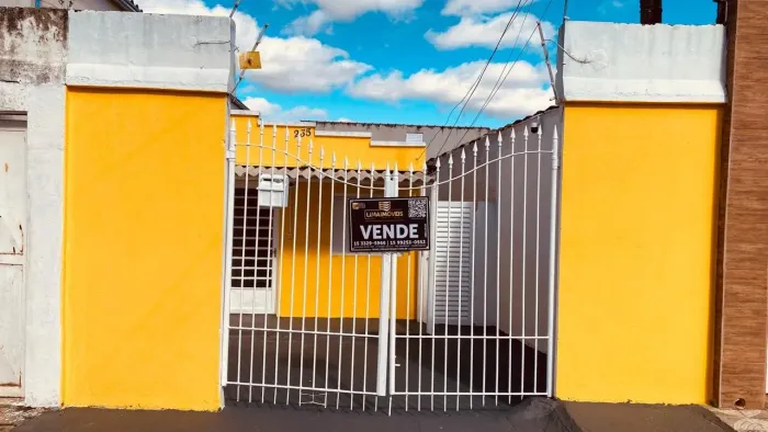 Casa à Venda com Quintal e Garagem na Vila Haro Sorocaba