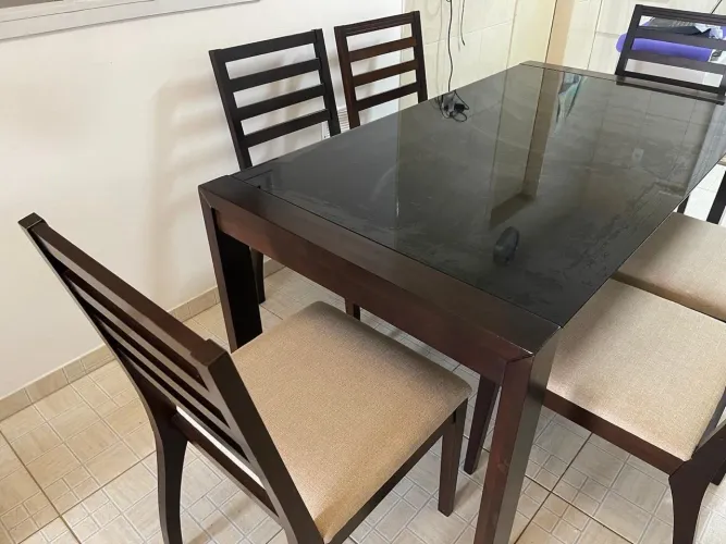 Mesa com tampo de vidro para 6 cadeiras 