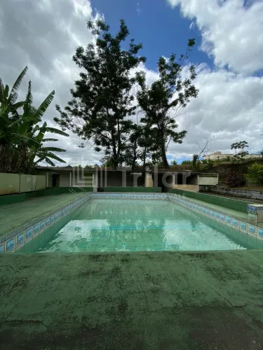 Linda chácara na zona leste com piscina, 2 casas e um galpão!