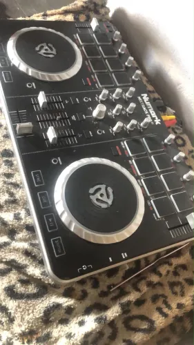 DJs