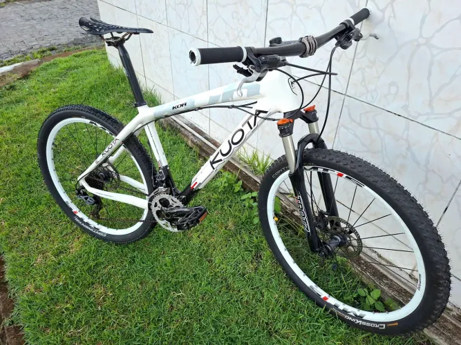 Só venda ( Bike kuota carbon aro 26 toda shimano deore)