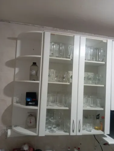 Lindo jogo de armários de cozinha.