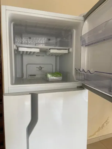 Geladeira Electrolux Frost Free 371L 220V (2023) - Excelente Estado