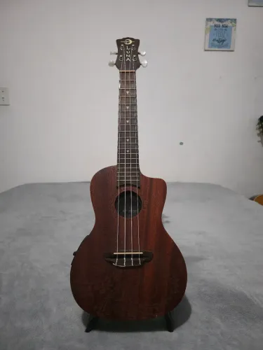Ukulele eletroacústico - Luna