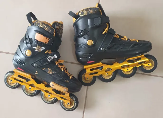 patins oxer freestyle in-line preto e dourado n39
