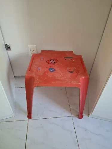 Mesa infantil vermelha