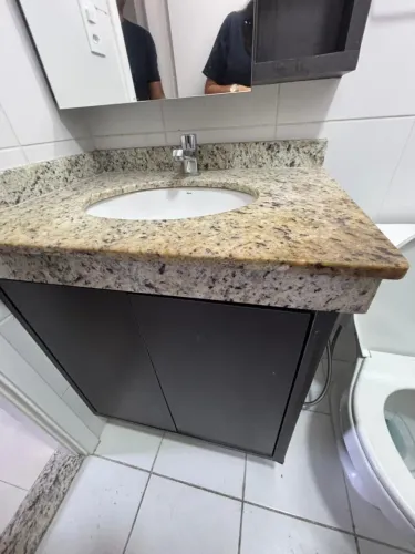 Conjunto para banheiro planejado - granito Dallas + cuba + torneira Deca + armários