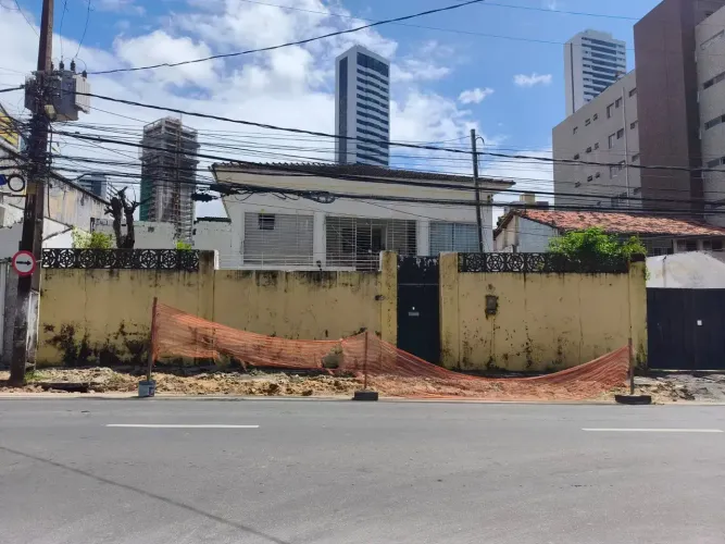 ALUGO CASA COM 6 QUARTOS NO BAIRRO DA TORRE / RECIFE