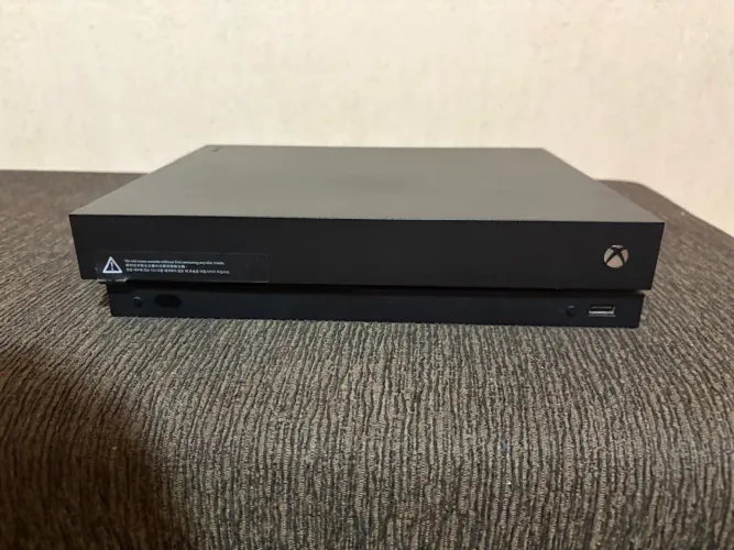 Xbox One X usado + 1 controle original + 4 jogos originais