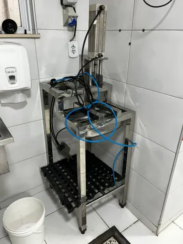 Máquina de cortar coco pneumática