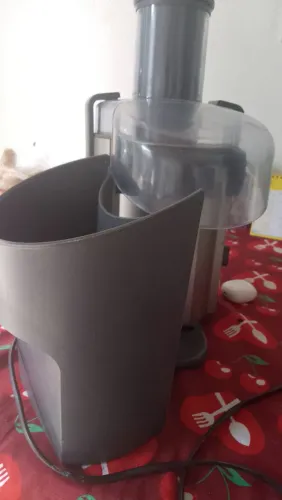 Comprei um processador de frutas para suco e não me adaptei, usado apenas uma vez 