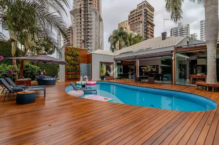 Casa em Condomínio com 4 suítes na Praia Brava em Itajaí