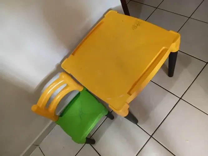Mesa e cadeira infantil