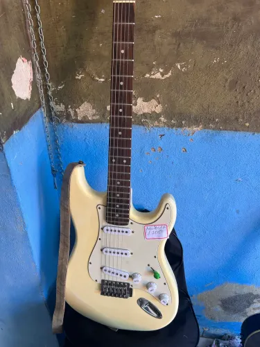 guitarra, violão, caixa de som e microfone