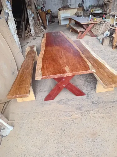 Vendo mesa de 3 metros com 2 bancos 