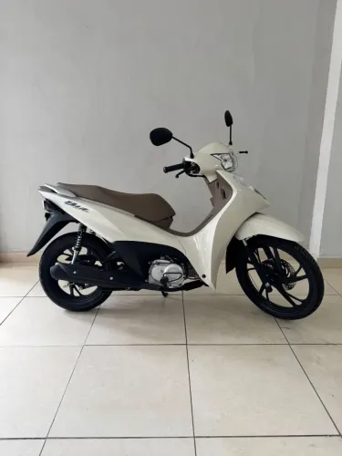 Biz EX / 2027 - Zero Km - Branca c/ banco caramelo / Emplacada