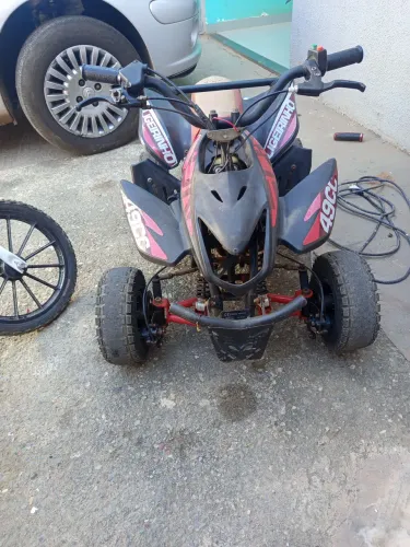 Quadriciclo 49 Cc funcionando perfeitamente, aceito trocas por vídeo game .