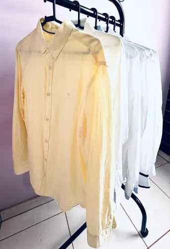 Lote de 06 CAMISAS ALEATORI e outras marcas, 05 brancas e 01 amarelo areia de linho