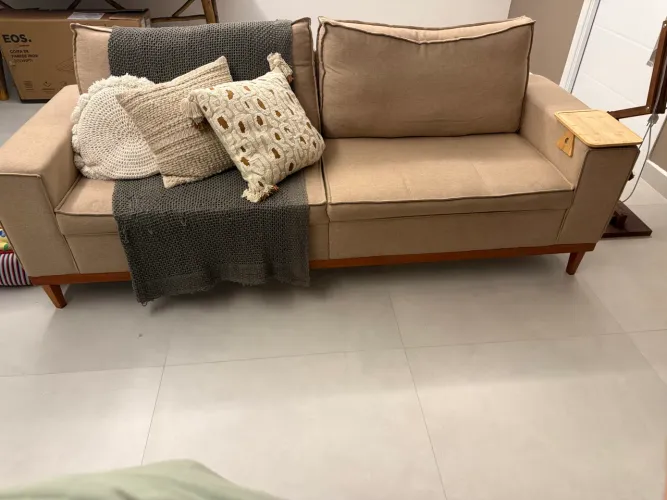 Sofá linho com pé de madeira maciça, não incluso decorações