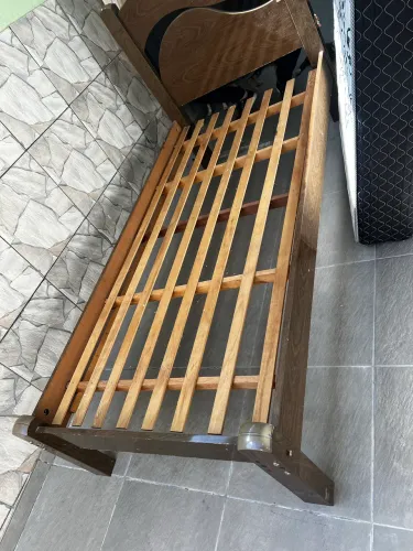 Cama de solteiro em madeira 