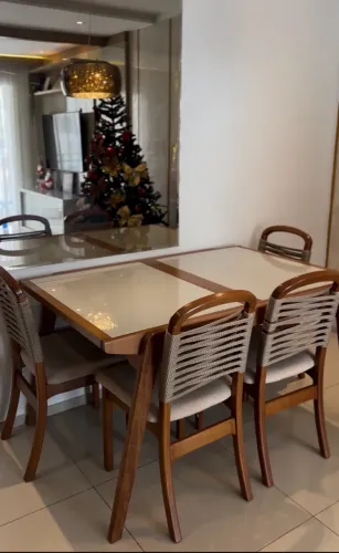 Mesa Extensível madeira e vidro com 4 cadeiras