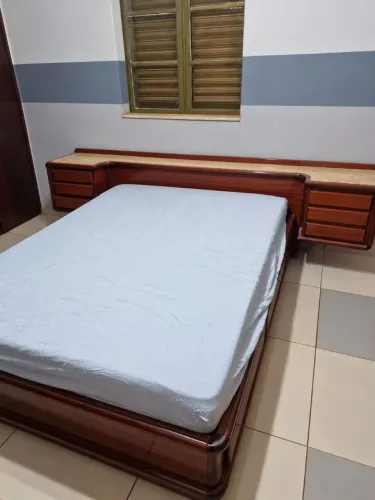 Cama de Casal em Madeira + Cabeceira + 2 Criados + Colchão