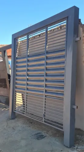 Vendo portão com social embutido !