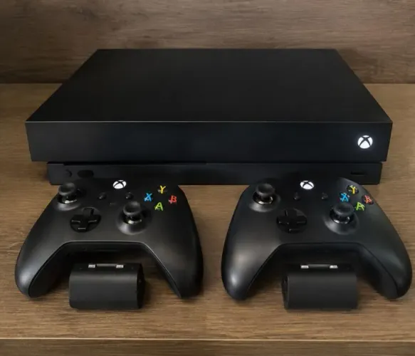 Xbox One X 1TB + 2 Controles + Base Carregadora Dupla - Excelente Estado
