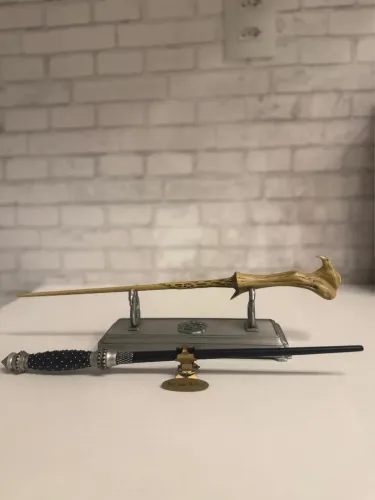 Kit 2 Varinhas Harry Potter Originais + Suporte de Metal