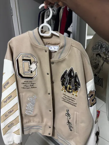 JAQUETA VARSITY OFF WHITE X AC MILAN