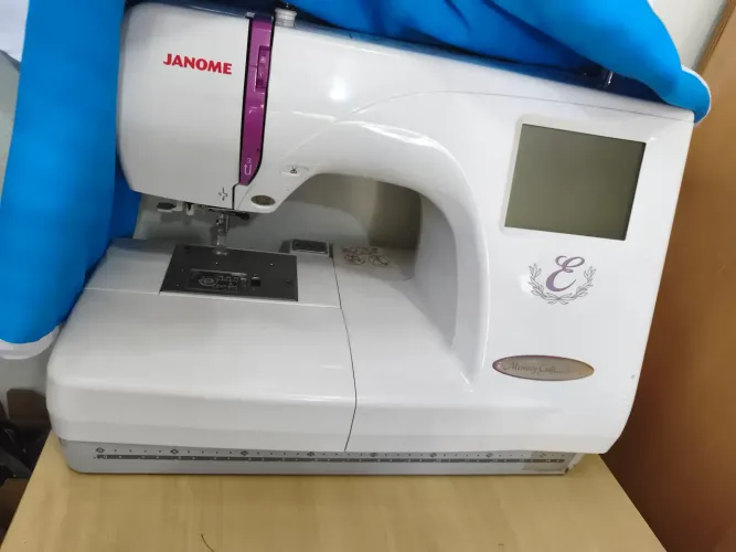 Vendo máquina de bordado Janome usada