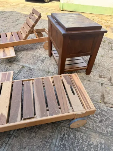  DUAS ESPREGUIÇADEIRAS DE PISCINA E UM COOLER PARA CERVEJA EM MADEIRA MACIÇA