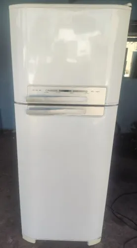 Geladeira Electrolux Frost Free com painel digital