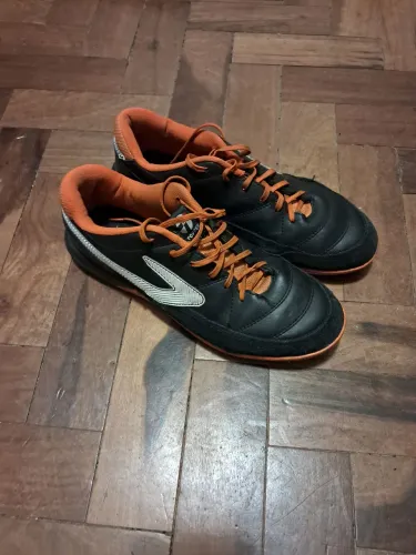 Tênis Topper Society Preto com Detalhes Laranja - Confortável e Conservado?