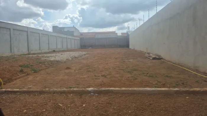 VENDO LOTE NA MELHOR QUADRA DO LOTEAMENTO RIO DAS PEDRAS