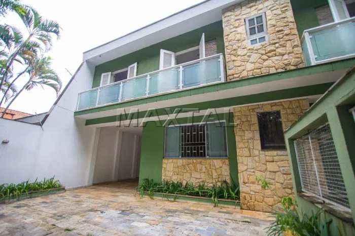 Sobrado à venda no Jardim São Bento. Com 5 suítes, sala, cozinha e 5 vagas.