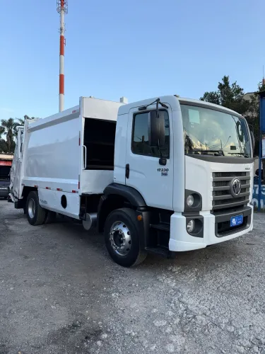 Vw 17230 2023 compactador de lixo baixo km 