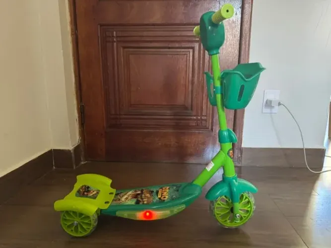 Patinete Infantil Dinossauro com Luz E Som - pouco usado - aceito trocas