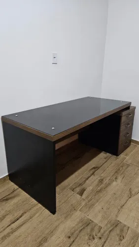 Mesa com 3 Gavetas Marrom com Tampo de Vidro Preto