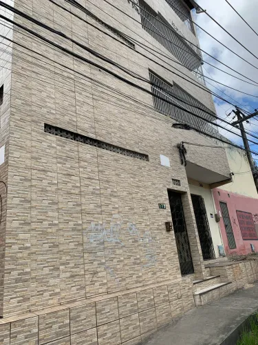 Alugo apartamento de 2 quartos no Pici 