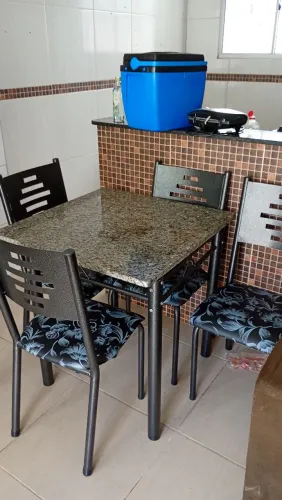 Mesa com 04 cadeiras com pedra em mármore