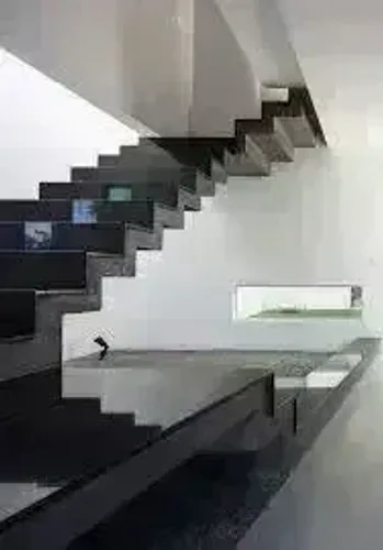escada elegante com degraus em granito preto