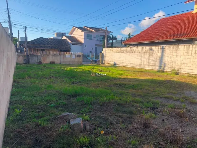 Casa à venda - 2 dormitórios - Terreno com 360 m2 - Carianos