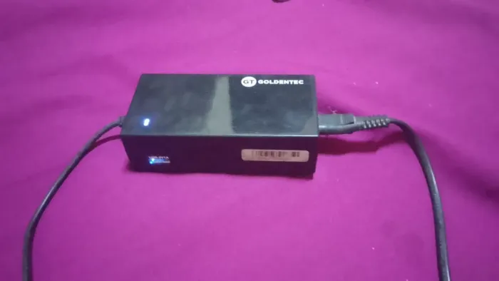 VENDO CARREGADOR UNIVERSAL NOTEBOOK GOLDENTEC EM PERFEITO ESTADO DE FUNCIONAMENTO