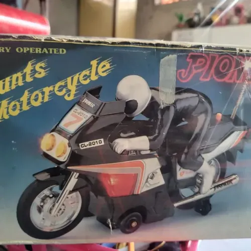 Antiga moto Pioneer funcionando