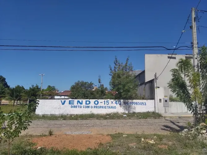 LOTE COMERCIAL NO CENTRO DA CIDADE VERDE MEDINDO 15X40 M, DO LADO DA GERBÉRA RECEPÇÕES. 