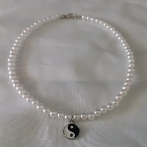 Gargantilha de pérolas com pingente Yin Yang
