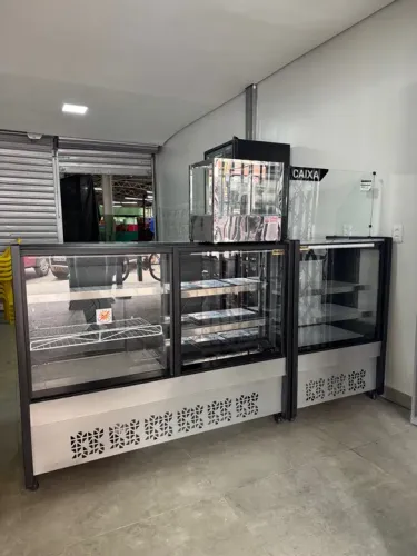 Vitrine refrigeradas e caixa