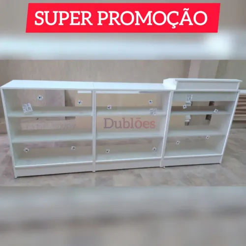 Balcão. Vitrine com caixa promoção da semana